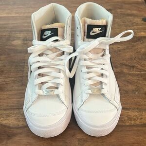 Nike Blazer Mid ‘77 Essential 'White Metallic Silver' DH0070-100